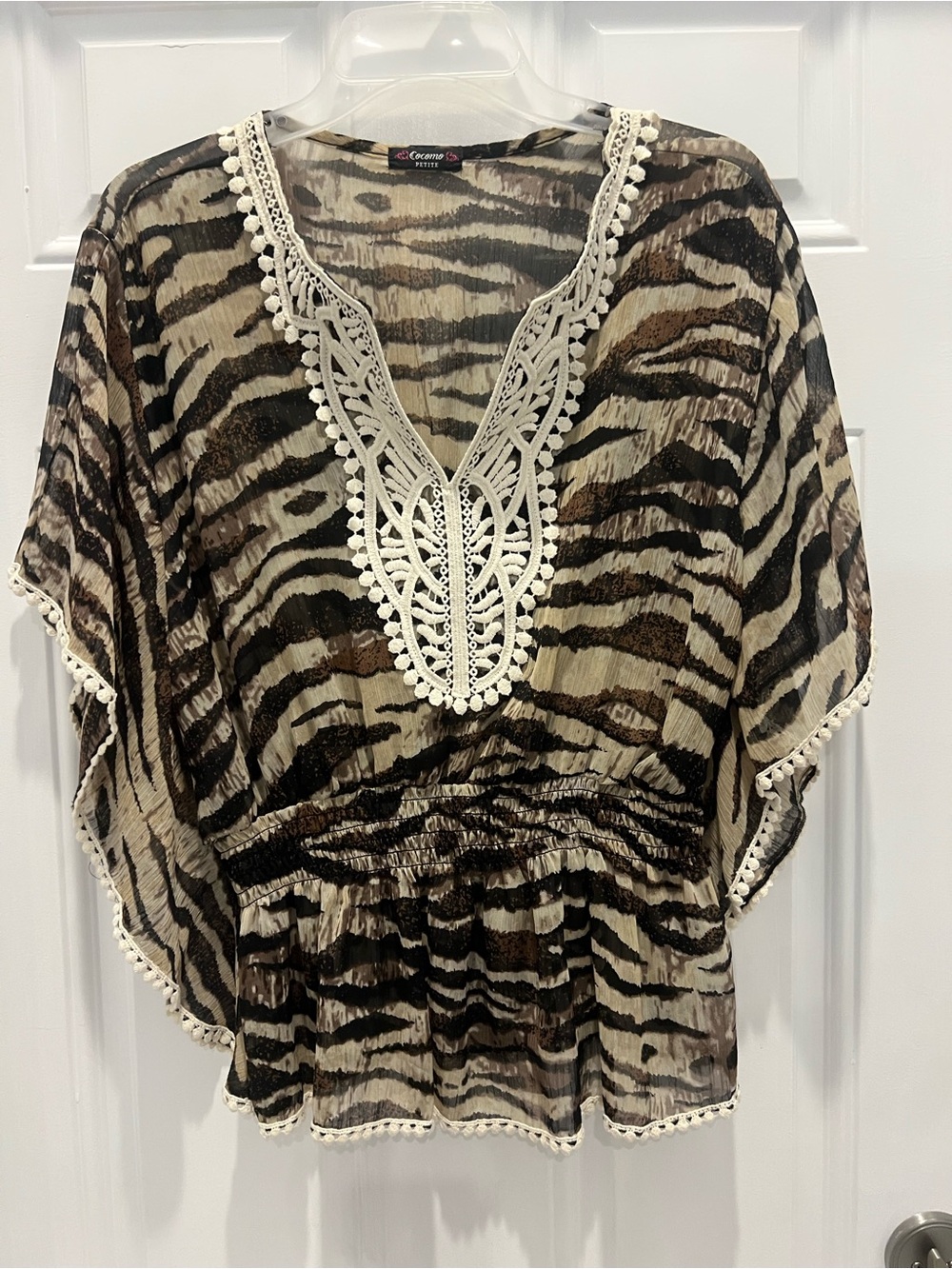 Cocomo Woman AnimalPrint Tunic Top Ruffle Sleeves Lace Trim White V Neck PM #951